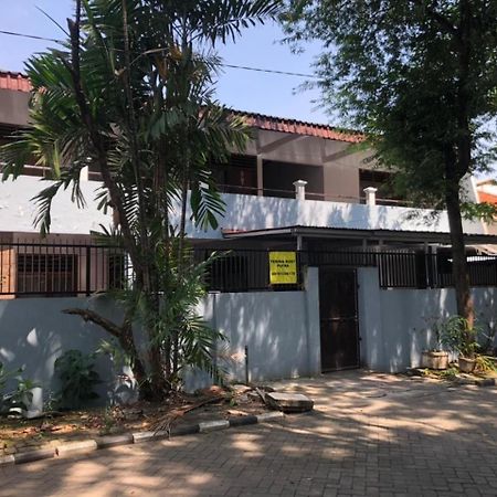 Oyo 90482 Rumah Oma Syariah Kupang  エクステリア 写真