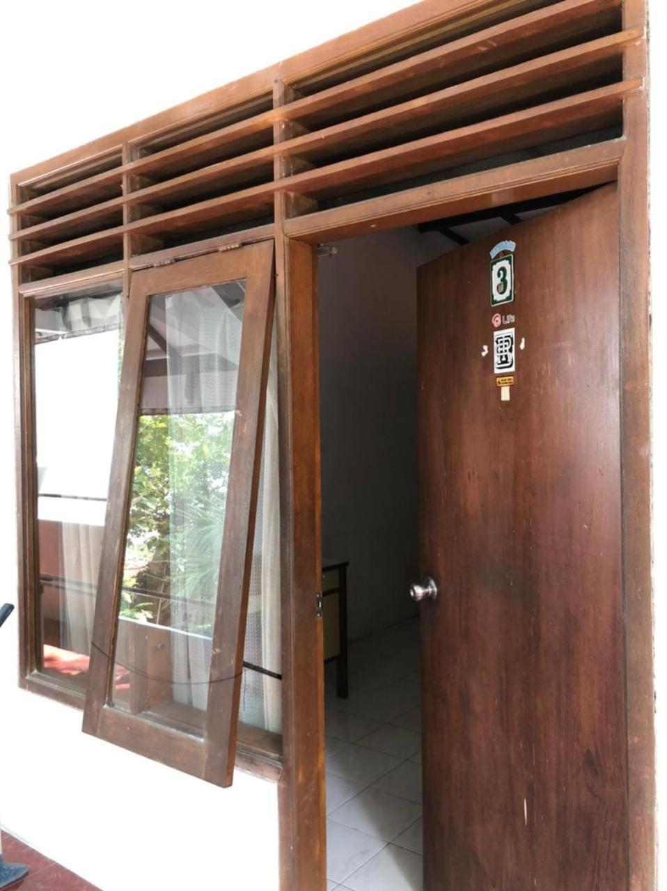 Oyo 90482 Rumah Oma Syariah Kupang  エクステリア 写真