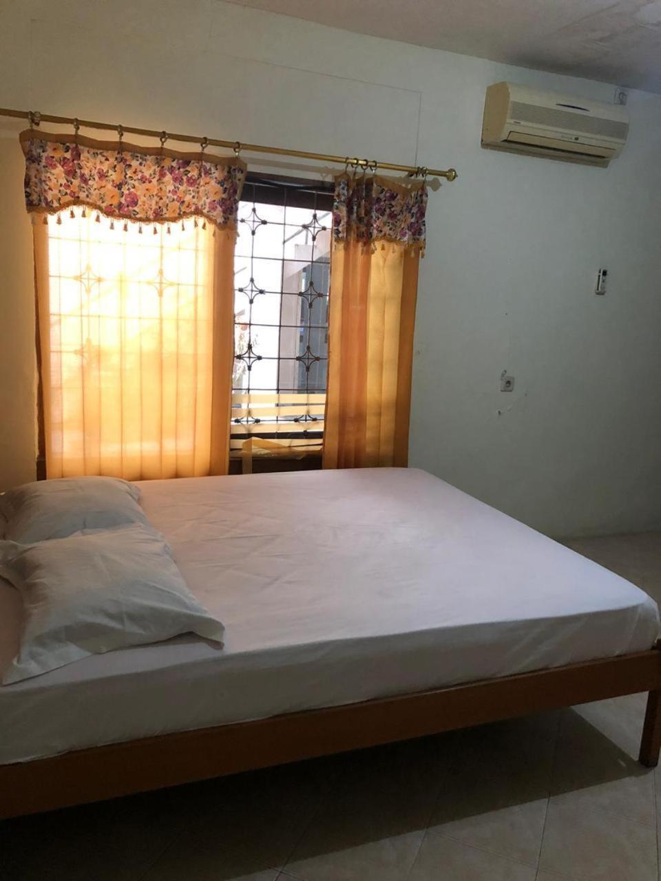 Oyo 90482 Rumah Oma Syariah Kupang  エクステリア 写真